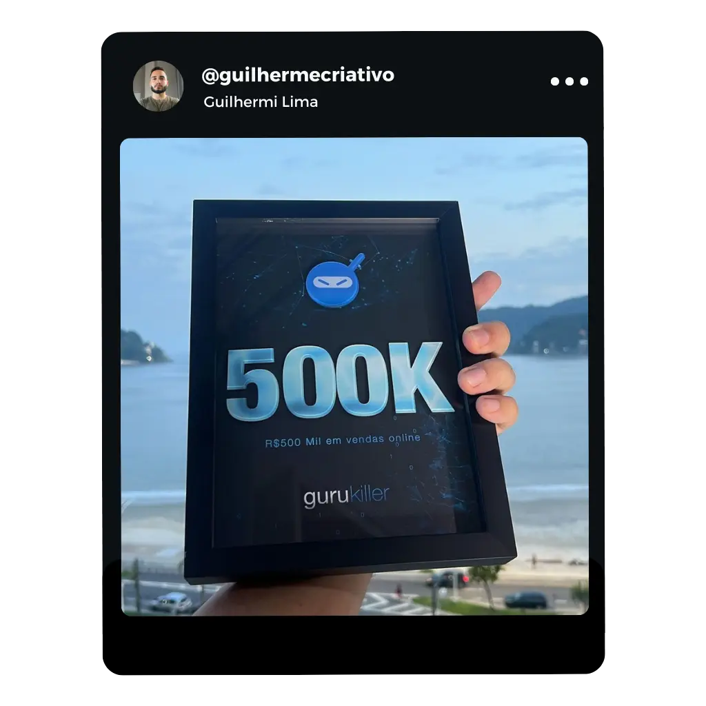 Guilhermi Lima com placa de reconhecimento