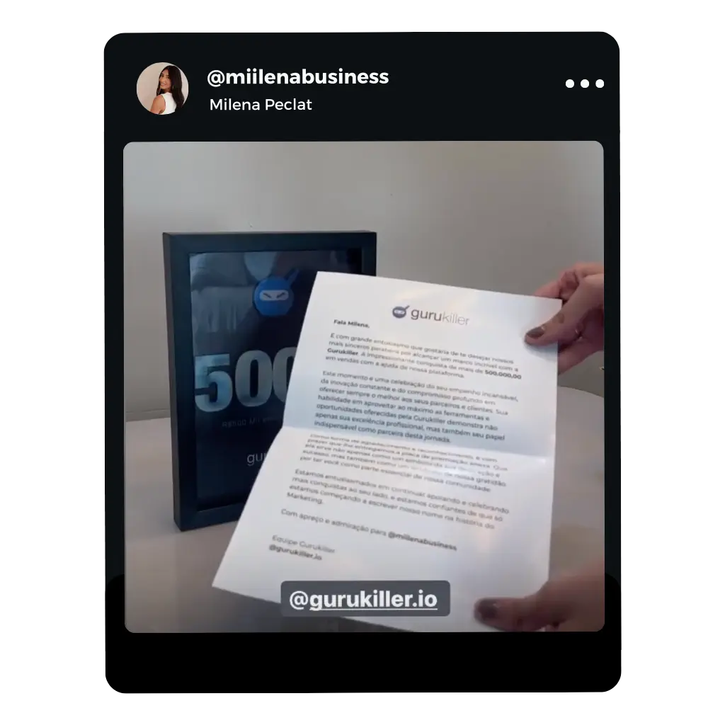 Milena Peclat com placa de reconhecimento